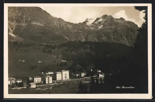 AK San Bernardino, Ortsansicht mit Berglandschaft