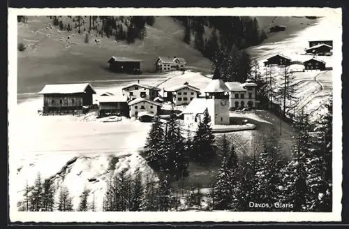 AK Glaris-Davos, Ortspartie mit Blick auf die Kirche, Winter