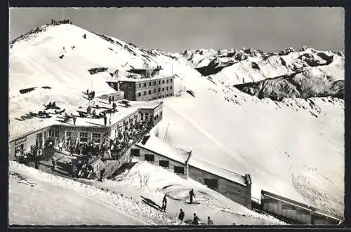 AK Davos-Parsenn, Berghaus Weissfluhjoch, Inh. B. Fopp, mit verschneiter Umgebung