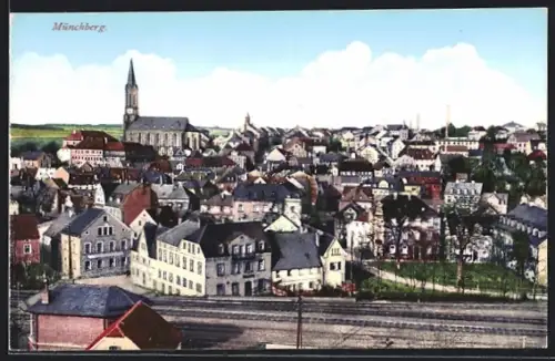 AK Münchberg, Ortsansicht mit Kirche und Bahngleisen