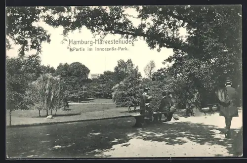 AK Hamburg-Harvestehude, Innocentia-Park mit Spaziergängern