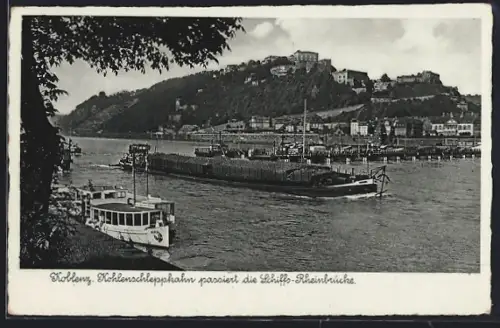 AK Koblenz, Kohlenschleppkahn passiert die Schiffs-Rheinbrücke