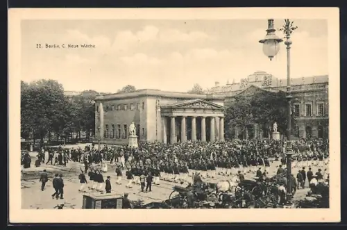 AK Berlin, Neue Wache mit Standbildern
