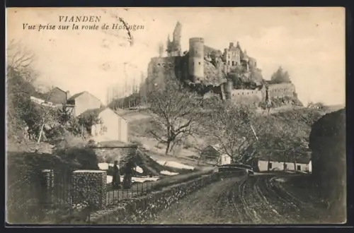 AK Vianden, Strassenpartie mit Blick zur Burg