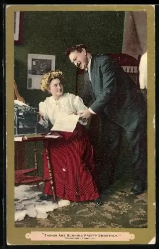 AK Dame an einer Schreibmaschine reicht einem Herrn eine beschriebene Seite