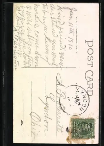 AK Dame an einer Schreibmaschine reicht einem Herrn eine beschriebene Seite