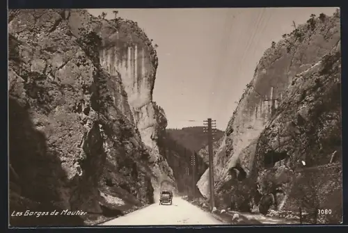 AK Moutier, Les Gorges de Moutier, Ortsansicht mit Automobil