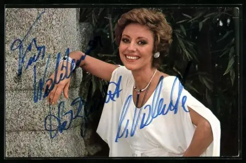 AK Sängerin Caterina Valente lächelt in die Kamera, Autograph