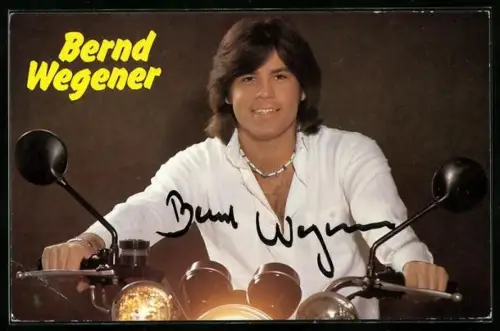 AK Musiker Bernd Wegener auf Motorrad, Autograph