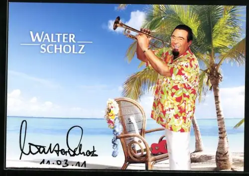 AK Musiker Walter Scholz mit Trompete am Strand, Autograph