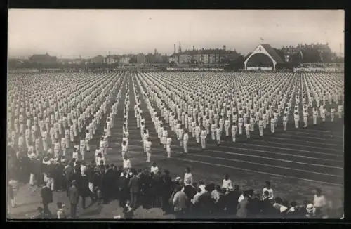 AK Leipzig, Deutsches Arbeiter-Turn- und Sportfest 1922, Formationsaufstellung auf dem Sportplatz, Bühne, Stadtpanorama