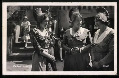 AK Drei Wachauerinnen in Tracht