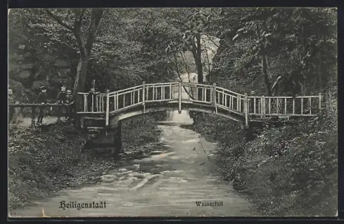 AK Heiligenstadt / Eichsfeld, Wasserfall mit Brücke und Kindern