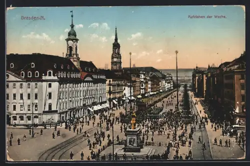 AK Dresden-Neustadt, Hauptstrasse, Aufziehen der Wache