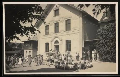 Foto-AK Schachen, Schulgebäude und spielende Kinder