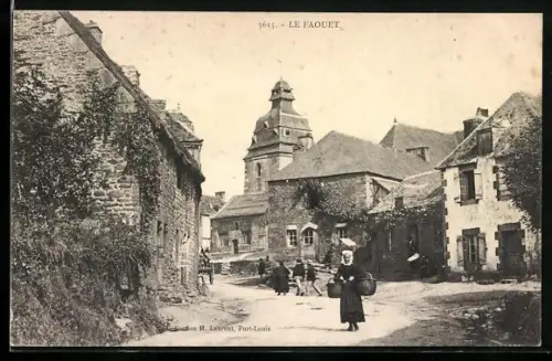 AK Le Faouet, Scène de rue avec église et habitants en costumes traditionnels