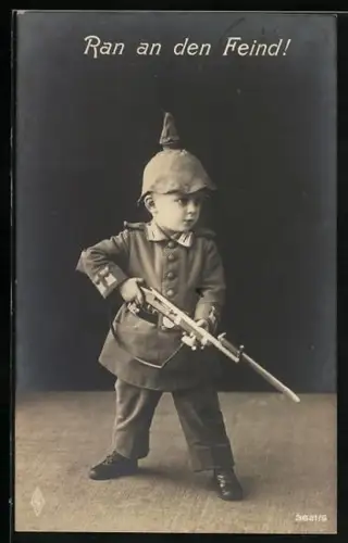 AK Kleiner Junge in Soldatenuniform mit Gewehr, Ran an den Feind