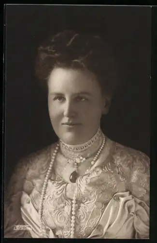 AK Königin Juliana mit Perlenkette