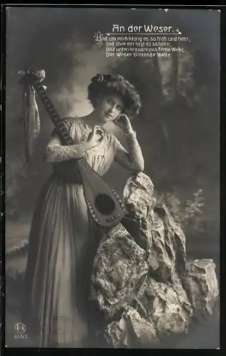 AK An der Weser, Und um mich klang es so froh und hehr..., Junge Frau mit Lautengitarre
