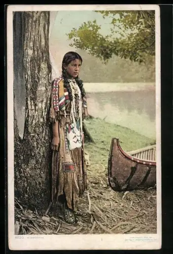 AK Minnehaha, Indianerin im Kleid mit Kanu