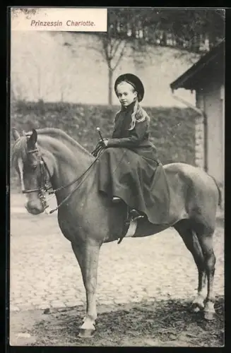 AK Prinzessin Charlotte von Luxemburg vor einem Ausritt