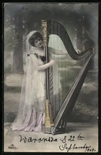 AK elegante Harfenspielerin