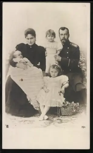 AK Zar Nikolaus II. von Russland mit der Zarin und den drei Kindern