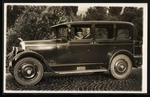 Foto-AK Studebaker Big X, Paar bei der Fahrt ins Grüne