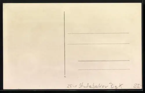 Foto-AK Studebaker Big X, Paar bei der Fahrt ins Grüne