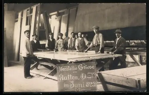Foto-AK Ratten /O. St., Arbeiter in einer Werkstatt