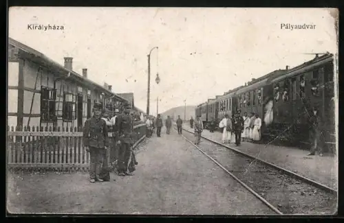 AK Királyháza, Vasútállomás, Eisenbahnzug hält im Bahnhof