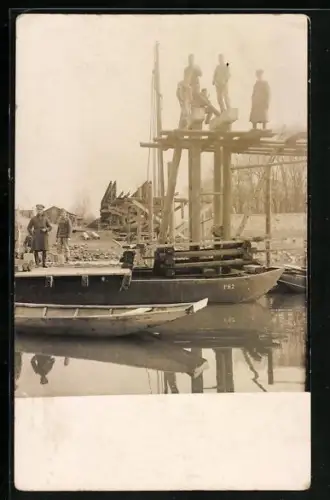 Foto-AK Korneuburg, Soldaten beim Bau einer Eisenbahnbrücke