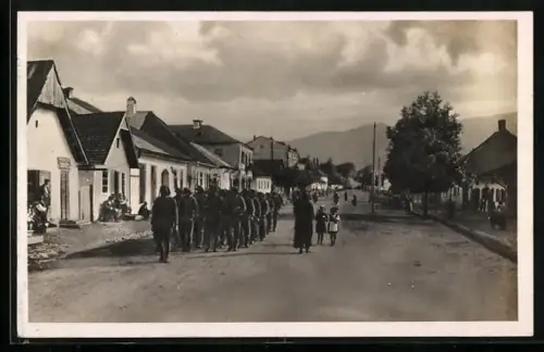 AK Jasina, Soldaten in der Hauptstrasse