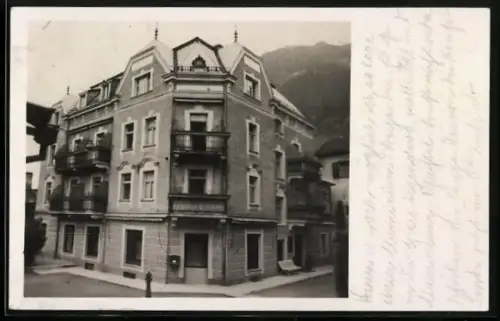 Foto-AK Bad Hofgastein, Eckhaus mit Balkonen