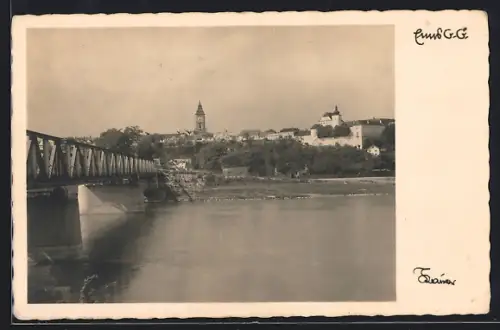 AK Enns /O. Ö., Uferpartie mit Brücke