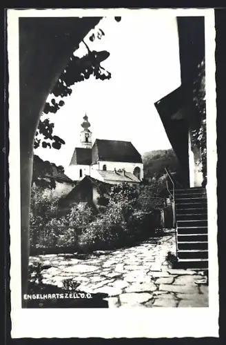 AK Engelhartszell /O. Ö., Strassenpartie mit Kirche
