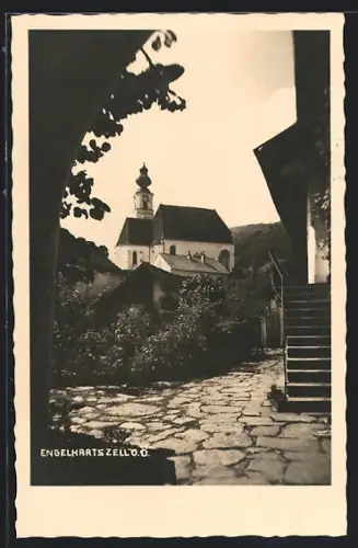 AK Engelhartszell /O. Ö., Strassenpartie mit Kirche