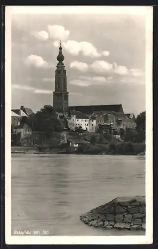 AK Braunau am Inn, Uferpartie mit Kirche