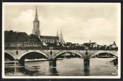 AK Ulm a. Donau, Münster, Eisenbahnbrücke, Strassenbahn