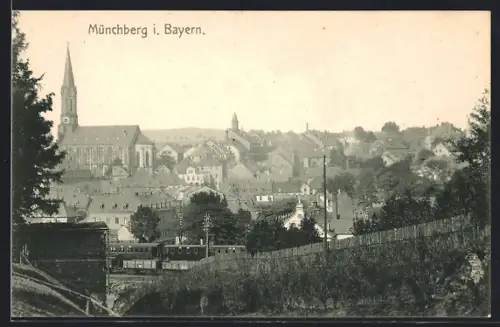 AK Münchberg i. Bayern, Stadtansicht mit Kirche und Eisenbahn