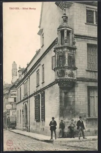 AK Troyes, Hôtel Marisy avec passants sur la rue adjacente