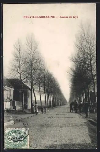 AK Neuville-sur-Seine, Avenue de Gyé avec des arbres et des passants