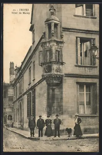 AK Troyes, Hôtel de Marizy avec des passants devant la facade historique
