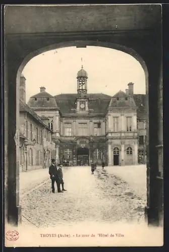 AK Troyes /Aube, La cour de l`Hôtel de Ville