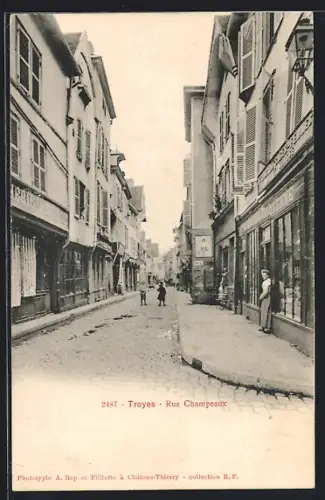 AK Troyes, Rue Champeaux avec bâtiments historiques et passants