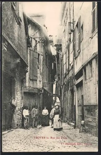AK Troyes, Rue des Chats avec habitants posant dans la rue étroite