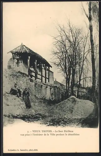 AK Troyes, Le Saut Périlleux, vue prise à l`intérieur de la Ville pendant la démolition
