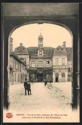 AK Troyes, Vue de la Cour intérieure de l`Hôtel de Ville prise sous le Porche de la Rue Claude-Huez