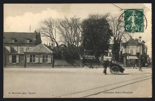 AK Troyes, Place avec charrette et bâtiments en arrière-plan