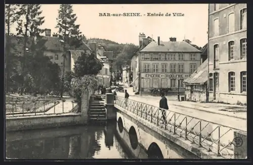 AK Bar-sur-Seine, Entrée de Ville avec le pont et les bâtiments environnants